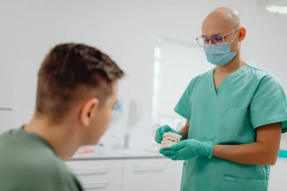 La dentista explica el plan a una paciente